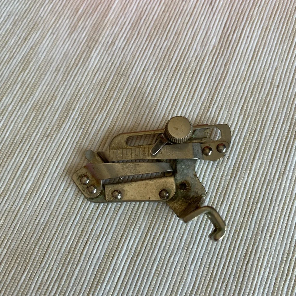 Vintage Singer sewing machine low shank foot pressure attachments - Picture 5 of 7